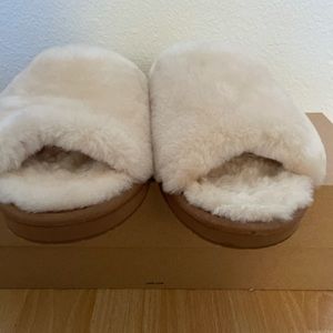 UGG ALLIA SLIDES SIZE 8